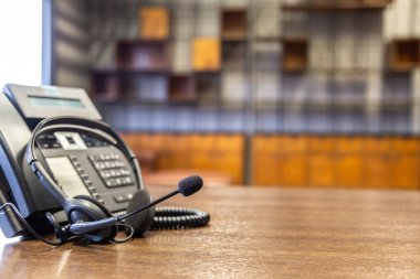 Çağrı merkezindeki kulaklık ve müşteri destek ekipmanları aktif hizmet, iletişim desteği, çağrı merkezi ve müşteri hizmetleri yardım masası için hazırdır (çağrı merkezi). .