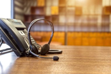 Çağrı merkezindeki kulaklık ve müşteri destek ekipmanları aktif hizmet, iletişim desteği, çağrı merkezi ve müşteri hizmetleri yardım masası için hazırdır (çağrı merkezi). .