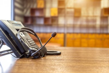 Çağrı merkezindeki kulaklık ve müşteri destek ekipmanları aktif hizmet, iletişim desteği, çağrı merkezi ve müşteri hizmetleri yardım masası için hazırdır (çağrı merkezi). .