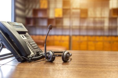 Çağrı merkezindeki kulaklık ve müşteri destek ekipmanları aktif hizmet, iletişim desteği, çağrı merkezi ve müşteri hizmetleri yardım masası için hazırdır (çağrı merkezi). .