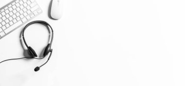 Çağrı merkezindeki kulaklık ve müşteri destek ekipmanları aktif hizmet, iletişim desteği, çağrı merkezi ve müşteri hizmetleri yardım masası için hazırdır (çağrı merkezi). .