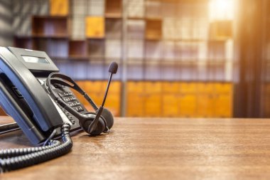 Çağrı merkezindeki kulaklık ve müşteri destek ekipmanları aktif hizmet, iletişim desteği, çağrı merkezi ve müşteri hizmetleri yardım masası için hazırdır (çağrı merkezi). .