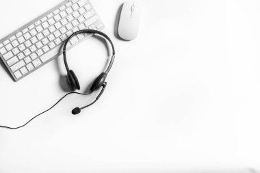 Çağrı merkezindeki kulaklık ve müşteri destek ekipmanları aktif hizmet, iletişim desteği, çağrı merkezi ve müşteri hizmetleri yardım masası için hazırdır (çağrı merkezi). .