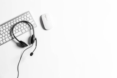 Çağrı merkezindeki kulaklık ve müşteri destek ekipmanları aktif hizmet, iletişim desteği, çağrı merkezi ve müşteri hizmetleri yardım masası için hazırdır (çağrı merkezi). .