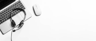 Çağrı merkezindeki kulaklık ve müşteri destek ekipmanları aktif hizmet, iletişim desteği, çağrı merkezi ve müşteri hizmetleri yardım masası için hazırdır (çağrı merkezi). .