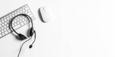 Çağrı merkezindeki kulaklık ve müşteri destek ekipmanları aktif hizmet, iletişim desteği, çağrı merkezi ve müşteri hizmetleri yardım masası için hazırdır (çağrı merkezi). .