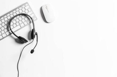 Çağrı merkezindeki kulaklık ve müşteri destek ekipmanları aktif hizmet, iletişim desteği, çağrı merkezi ve müşteri hizmetleri yardım masası için hazırdır (çağrı merkezi). .