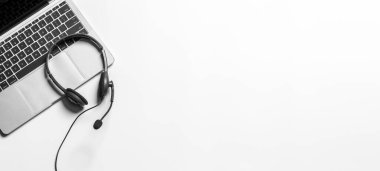 Çağrı merkezindeki kulaklık ve müşteri destek ekipmanları aktif hizmet, iletişim desteği, çağrı merkezi ve müşteri hizmetleri yardım masası için hazırdır (çağrı merkezi). .