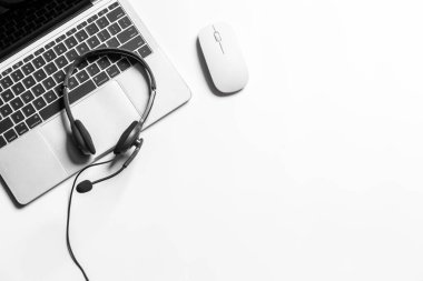 Çağrı merkezindeki kulaklık ve müşteri destek ekipmanları aktif hizmet, iletişim desteği, çağrı merkezi ve müşteri hizmetleri yardım masası için hazırdır (çağrı merkezi). .