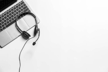 Çağrı merkezindeki kulaklık ve müşteri destek ekipmanları aktif hizmet, iletişim desteği, çağrı merkezi ve müşteri hizmetleri yardım masası için hazırdır (çağrı merkezi). .