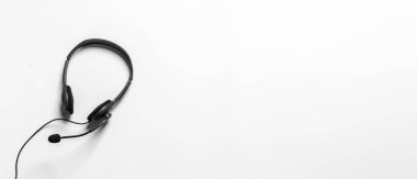 Çağrı merkezindeki kulaklık ve müşteri destek ekipmanları aktif hizmet, iletişim desteği, çağrı merkezi ve müşteri hizmetleri yardım masası için hazırdır (çağrı merkezi). .