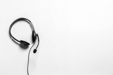 Çağrı merkezindeki kulaklık ve müşteri destek ekipmanları aktif hizmet, iletişim desteği, çağrı merkezi ve müşteri hizmetleri yardım masası için hazırdır (çağrı merkezi). .