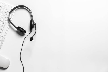 Çağrı merkezindeki kulaklık ve müşteri destek ekipmanları aktif hizmet, iletişim desteği, çağrı merkezi ve müşteri hizmetleri yardım masası için hazırdır (çağrı merkezi). .