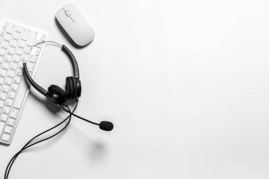 Çağrı merkezindeki kulaklık ve müşteri destek ekipmanları aktif hizmet, iletişim desteği, çağrı merkezi ve müşteri hizmetleri yardım masası için hazırdır (çağrı merkezi). .