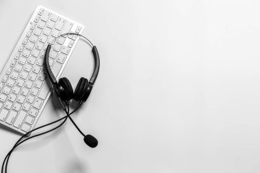 Çağrı merkezindeki kulaklık ve müşteri destek ekipmanları aktif hizmet, iletişim desteği, çağrı merkezi ve müşteri hizmetleri yardım masası için hazırdır (çağrı merkezi). .