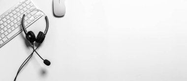 Çağrı merkezindeki kulaklık ve müşteri destek ekipmanları aktif hizmet, iletişim desteği, çağrı merkezi ve müşteri hizmetleri yardım masası için hazırdır (çağrı merkezi). .