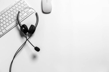 Çağrı merkezindeki kulaklık ve müşteri destek ekipmanları aktif hizmet, iletişim desteği, çağrı merkezi ve müşteri hizmetleri yardım masası için hazırdır (çağrı merkezi). .