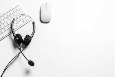 Çağrı merkezindeki kulaklık ve müşteri destek ekipmanları aktif hizmet, iletişim desteği, çağrı merkezi ve müşteri hizmetleri yardım masası için hazırdır (çağrı merkezi). .