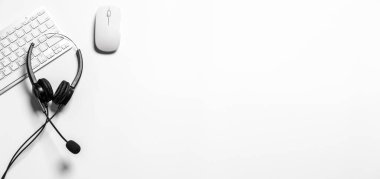Çağrı merkezindeki kulaklık ve müşteri destek ekipmanları aktif hizmet, iletişim desteği, çağrı merkezi ve müşteri hizmetleri yardım masası için hazırdır (çağrı merkezi). .