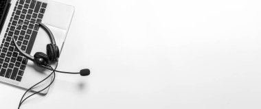 Çağrı merkezindeki kulaklık ve müşteri destek ekipmanları aktif hizmet, iletişim desteği, çağrı merkezi ve müşteri hizmetleri yardım masası için hazırdır (çağrı merkezi). .