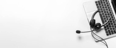 Çağrı merkezindeki kulaklık ve müşteri destek ekipmanları aktif hizmet, iletişim desteği, çağrı merkezi ve müşteri hizmetleri yardım masası için hazırdır (çağrı merkezi). .