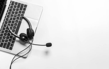 Çağrı merkezindeki kulaklık ve müşteri destek ekipmanları aktif hizmet, iletişim desteği, çağrı merkezi ve müşteri hizmetleri yardım masası için hazırdır (çağrı merkezi). .