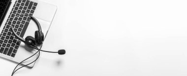 Çağrı merkezindeki kulaklık ve müşteri destek ekipmanları aktif hizmet, iletişim desteği, çağrı merkezi ve müşteri hizmetleri yardım masası için hazırdır (çağrı merkezi). .