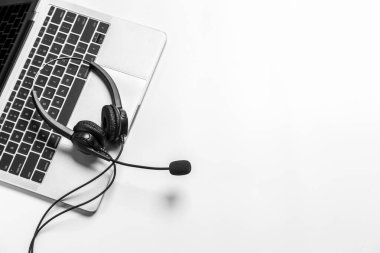 Çağrı merkezindeki kulaklık ve müşteri destek ekipmanları aktif hizmet, iletişim desteği, çağrı merkezi ve müşteri hizmetleri yardım masası için hazırdır (çağrı merkezi). .