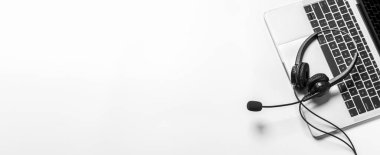 Çağrı merkezindeki kulaklık ve müşteri destek ekipmanları aktif hizmet, iletişim desteği, çağrı merkezi ve müşteri hizmetleri yardım masası için hazırdır (çağrı merkezi). .