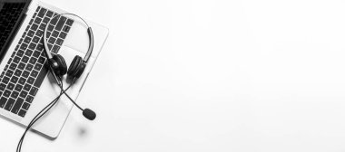 Çağrı merkezindeki kulaklık ve müşteri destek ekipmanları aktif hizmet, iletişim desteği, çağrı merkezi ve müşteri hizmetleri yardım masası için hazırdır (çağrı merkezi). .