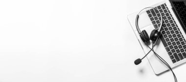 Çağrı merkezindeki kulaklık ve müşteri destek ekipmanları aktif hizmet, iletişim desteği, çağrı merkezi ve müşteri hizmetleri yardım masası için hazırdır (çağrı merkezi). .