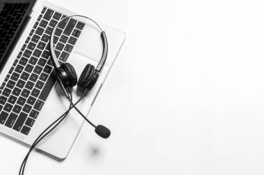 Çağrı merkezindeki kulaklık ve müşteri destek ekipmanları aktif hizmet, iletişim desteği, çağrı merkezi ve müşteri hizmetleri yardım masası için hazırdır (çağrı merkezi). .