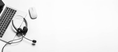 Çağrı merkezindeki kulaklık ve müşteri destek ekipmanları aktif hizmet, iletişim desteği, çağrı merkezi ve müşteri hizmetleri yardım masası için hazırdır (çağrı merkezi). .