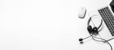 Çağrı merkezindeki kulaklık ve müşteri destek ekipmanları aktif hizmet, iletişim desteği, çağrı merkezi ve müşteri hizmetleri yardım masası için hazırdır (çağrı merkezi). .