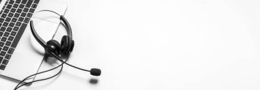 Çağrı merkezindeki kulaklık ve müşteri destek ekipmanları aktif hizmet, iletişim desteği, çağrı merkezi ve müşteri hizmetleri yardım masası için hazırdır (çağrı merkezi). .