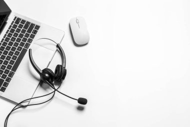 Çağrı merkezindeki kulaklık ve müşteri destek ekipmanları aktif hizmet, iletişim desteği, çağrı merkezi ve müşteri hizmetleri yardım masası için hazırdır (çağrı merkezi). .