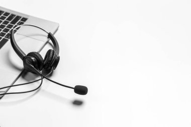 Çağrı merkezindeki kulaklık ve müşteri destek ekipmanları aktif hizmet, iletişim desteği, çağrı merkezi ve müşteri hizmetleri yardım masası için hazırdır (çağrı merkezi). .