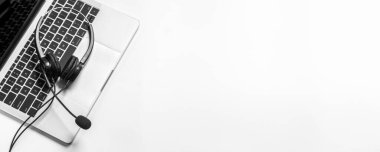 Çağrı merkezindeki kulaklık ve müşteri destek ekipmanları aktif hizmet, iletişim desteği, çağrı merkezi ve müşteri hizmetleri yardım masası için hazırdır (çağrı merkezi). .