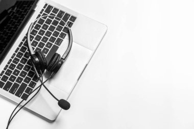 Çağrı merkezindeki kulaklık ve müşteri destek ekipmanları aktif hizmet, iletişim desteği, çağrı merkezi ve müşteri hizmetleri yardım masası için hazırdır (çağrı merkezi). .