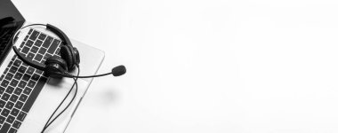 Çağrı merkezindeki kulaklık ve müşteri destek ekipmanları aktif hizmet, iletişim desteği, çağrı merkezi ve müşteri hizmetleri yardım masası için hazırdır (çağrı merkezi). .