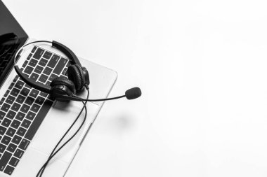 Çağrı merkezindeki kulaklık ve müşteri destek ekipmanları aktif hizmet, iletişim desteği, çağrı merkezi ve müşteri hizmetleri yardım masası için hazırdır (çağrı merkezi). .