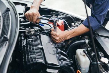 Otomobil tamircisi elleri ingiliz anahtarı, araba servisi ve bakımı ile bir araba motoru otomotiv atölyesini tamir ediyor..