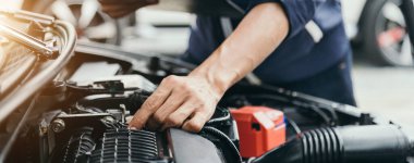 Otomobil tamircisi elleri ingiliz anahtarı, araba servisi ve bakımı ile bir araba motoru otomotiv atölyesini tamir ediyor..