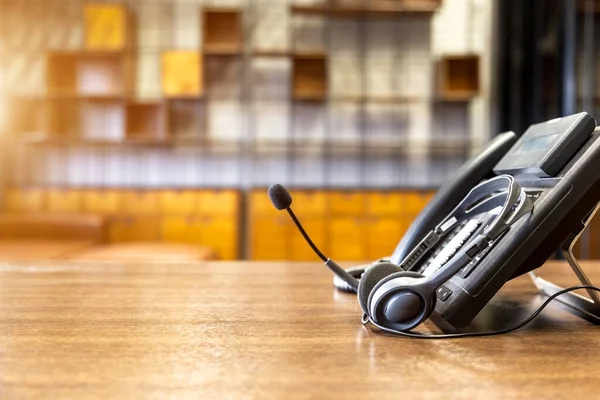 Çağrı merkezindeki kulaklık ve müşteri destek ekipmanları aktif hizmet, iletişim desteği, çağrı merkezi ve müşteri hizmetleri yardım masası için hazırdır (çağrı merkezi). .