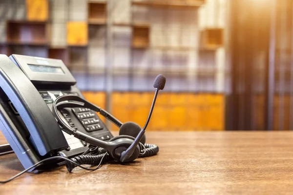 呼叫中心的耳机和客户支持设备可用于主动服务 通信支持 呼叫中心和客户服务服务台 — 图库照片