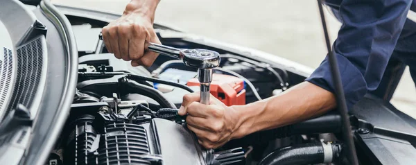 Otomobil Tamircisi Elleri Ingiliz Anahtarı Araba Servisi Bakımı Ile Bir — Stok fotoğraf