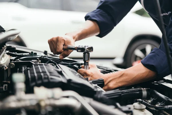 Automobile Mechanic Repairman Hands Repairing Car Engine Automotive Workshop Wrench — Stock Photo, Image