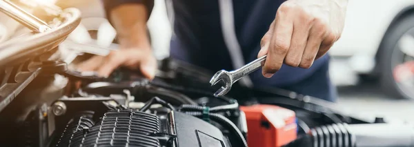 Automóvel Mecânico Reparador Mãos Reparar Carro Motor Oficina Automotiva Com — Fotografia de Stock