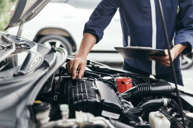 Otomobil tamircisi elleri ingiliz anahtarı, araba servisi ve bakımı ile bir araba motoru otomotiv atölyesini tamir ediyor..