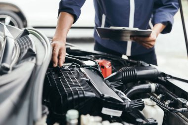 Otomobil tamircisi elleri ingiliz anahtarı, araba servisi ve bakımı ile bir araba motoru otomotiv atölyesini tamir ediyor..